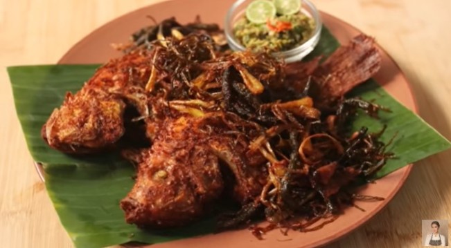 Ikan arsik ala Chef Devina Hermawan. (YouTube)